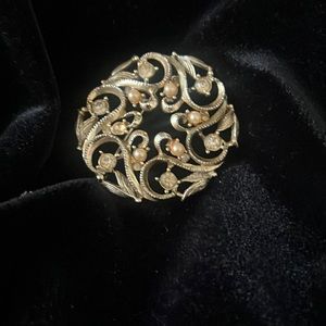 Gold tone, brooch with pearls and light yellow rhinestones and pearls